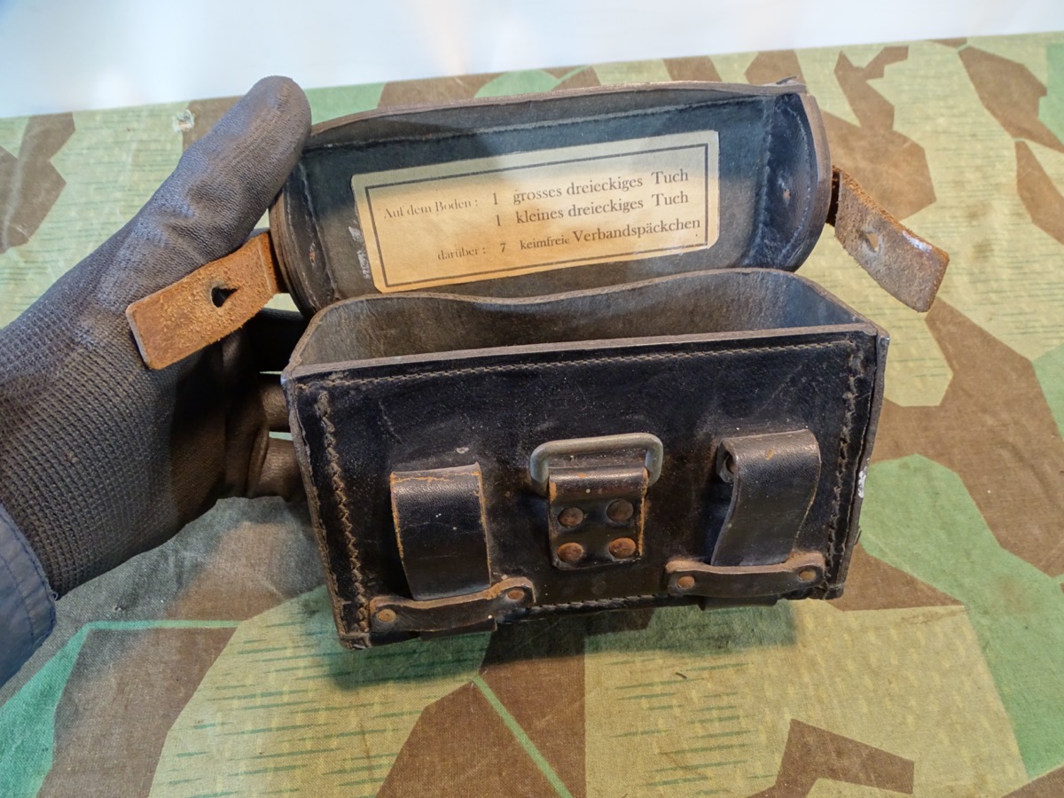 Wehrmacht Sanitäter Gürteltasche mit Deckel Etikett, schöne Erhaltung