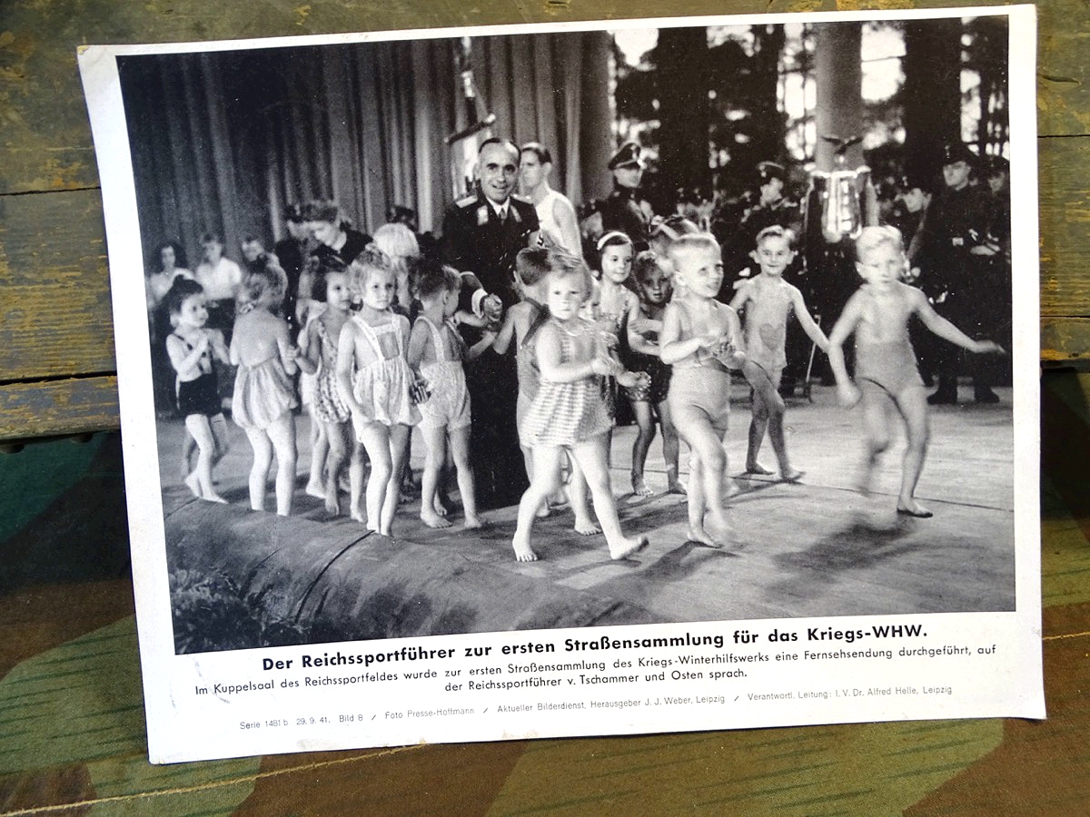 Propaganda Presse Foto Reichssportführer mit Kindern zur WHW Straßensammlung . Ca. 23x17 cm.