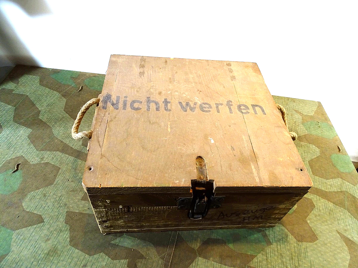 Wehrmachts Holz Munitionskiste oder Zünderkiste, Etikett:  bda März 1945