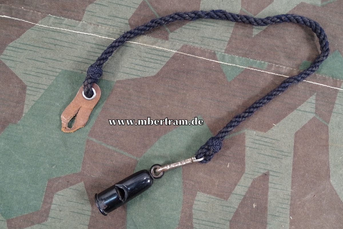 Wehrmacht : typische Bakelit Trillerpfeife f. Feldwebel u. Offiz., Trageschnur.