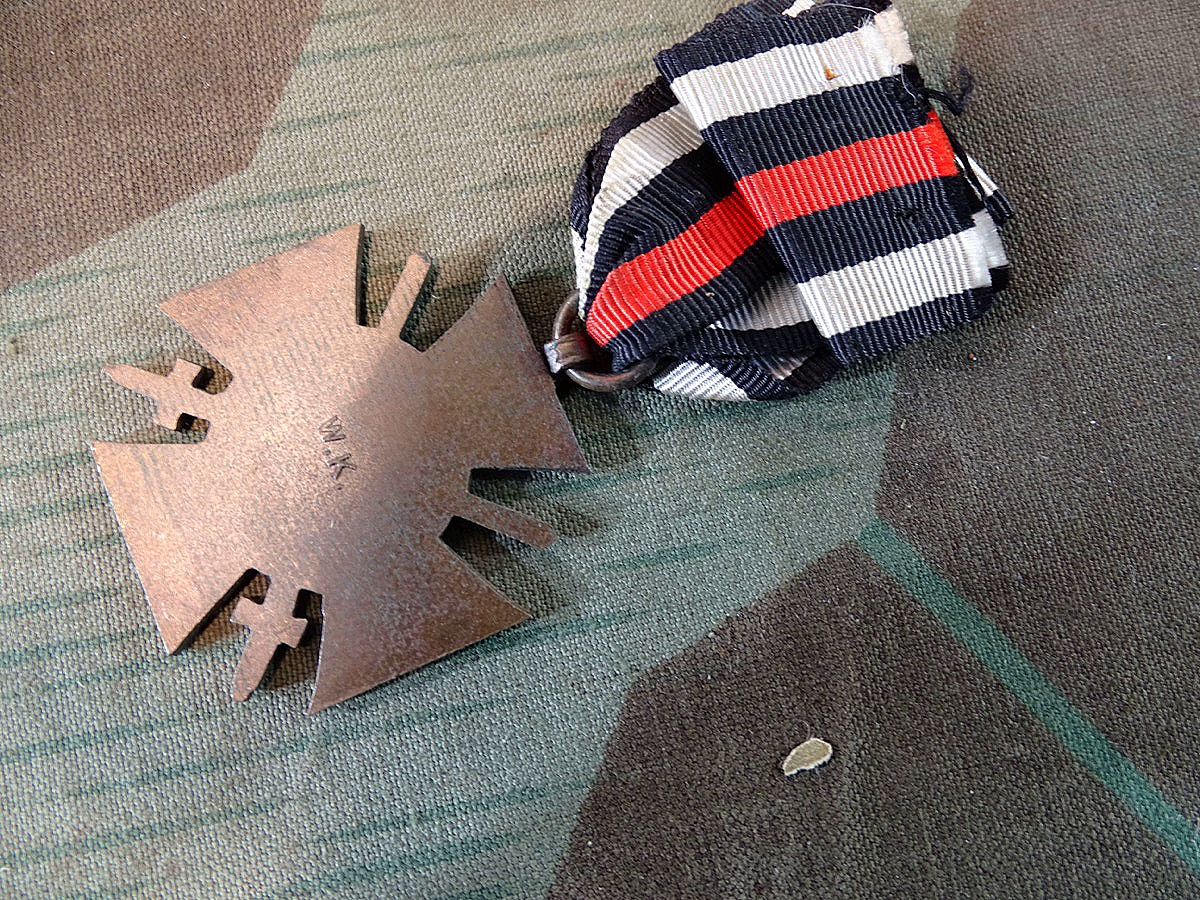 Ehrenkreuz für Frontkämpfer 1914/ 1918 mit Schwertern. Hersteller W.K. 