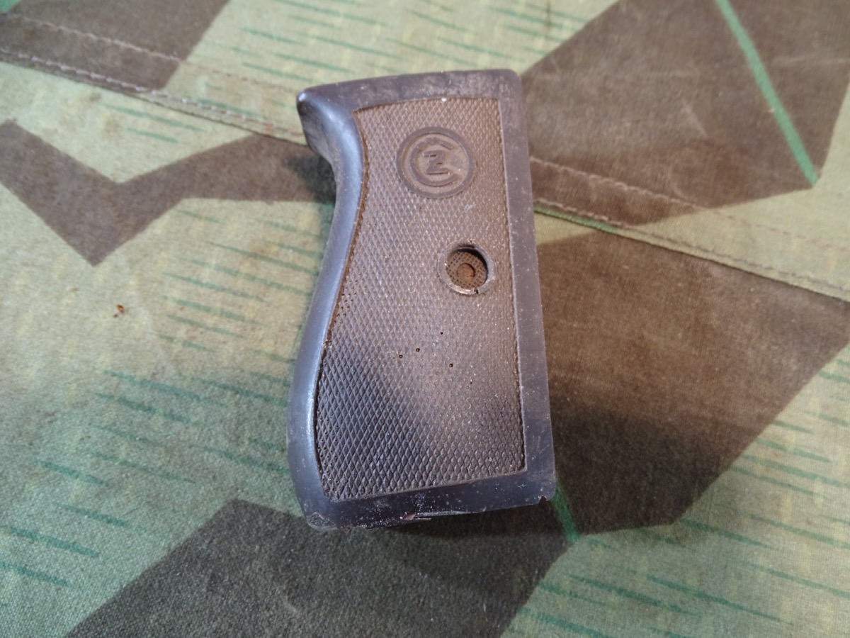 Repro mit kleinen Fertigungsfehlern: Umlaufende Griffschale P 27 ( t) CZ