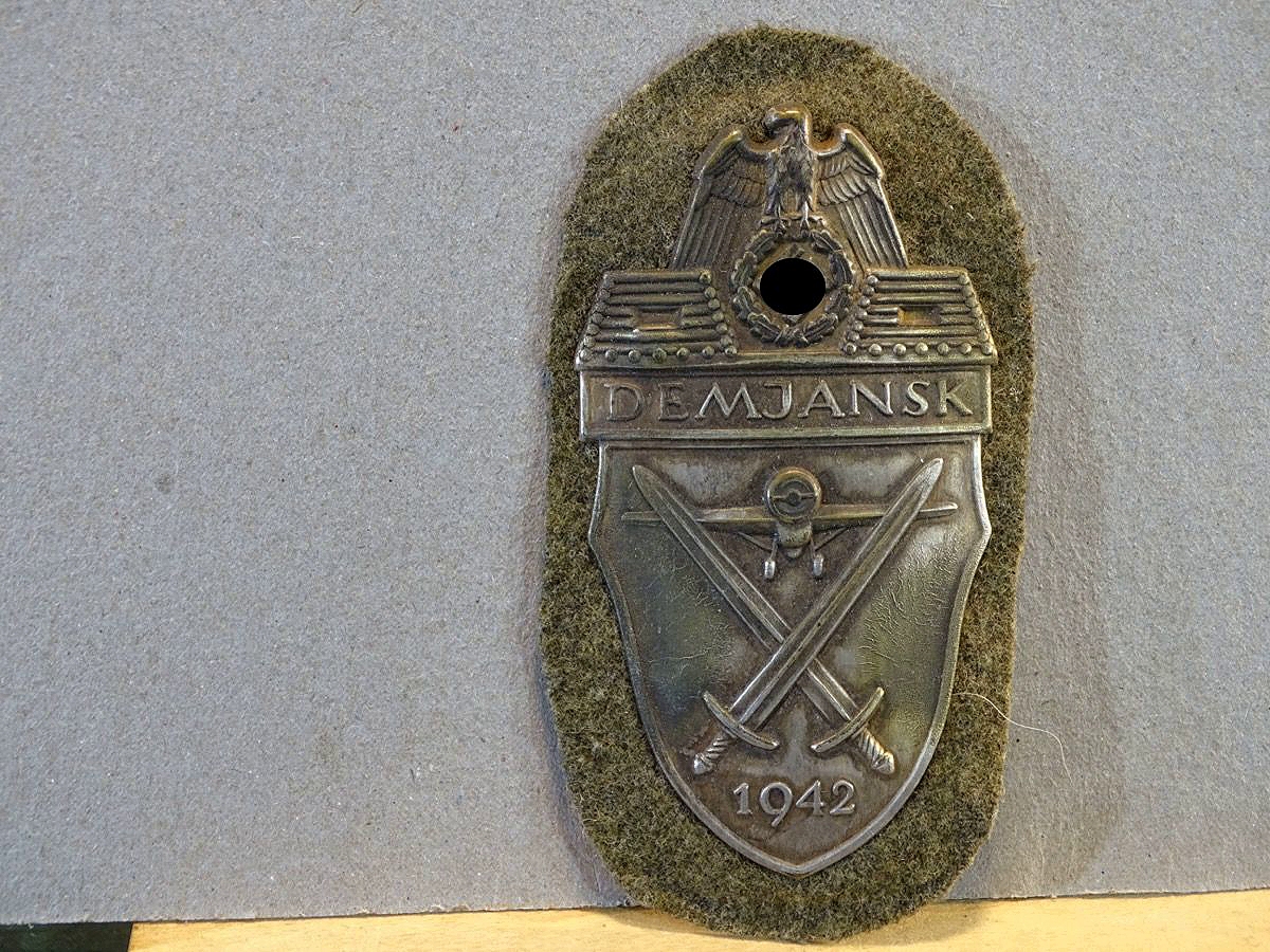 Replik: Ärmelschild Demjansk 1942 auf Heeresstoff, schön gealtert. Sauber gefertigt