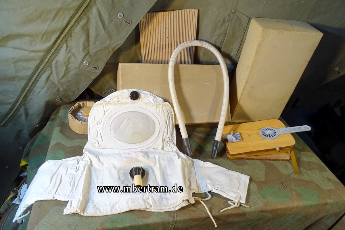 19986-1 Komplettes Luftschutz Gasjäckchen in Originalkarton, mit allen Zubehörteilen.