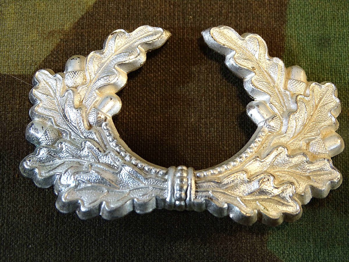 Mützeneichenlaub für Wehrmachts Schirmmützen, Blech, geprägt, versilbert, 2 Splinte