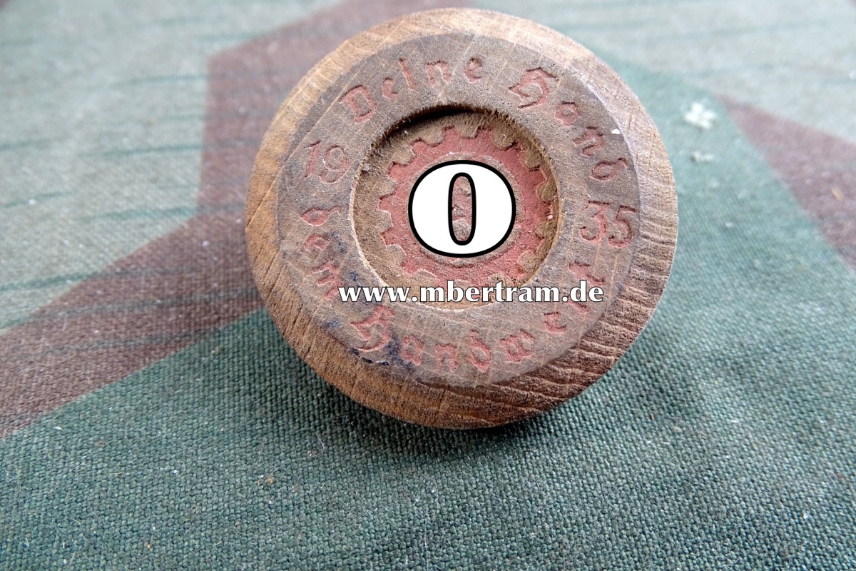 III. Reich - Deine Hand dem Handwerk 1935 , Holzabzeichen, an Nadel