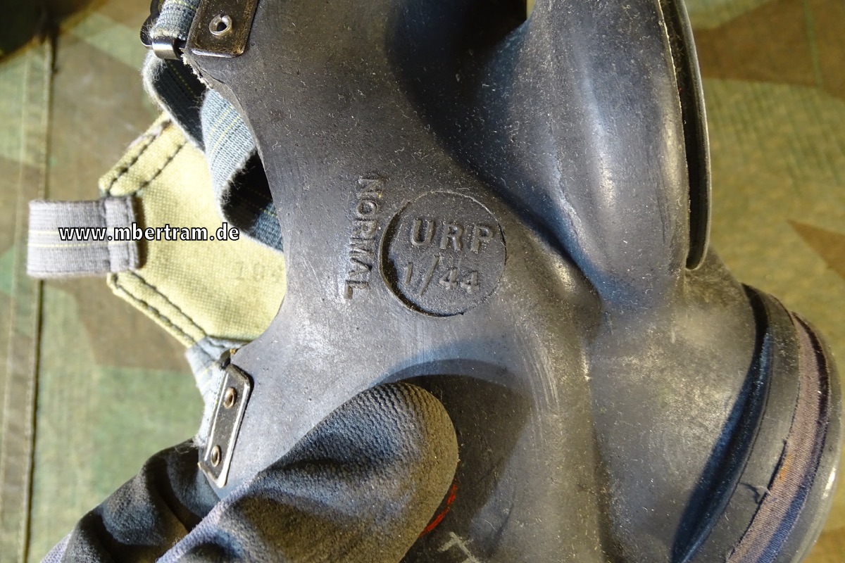 20068-4 Britische Gasmaske mit Tasche 2. Weltkrieg, schön gestempelt.