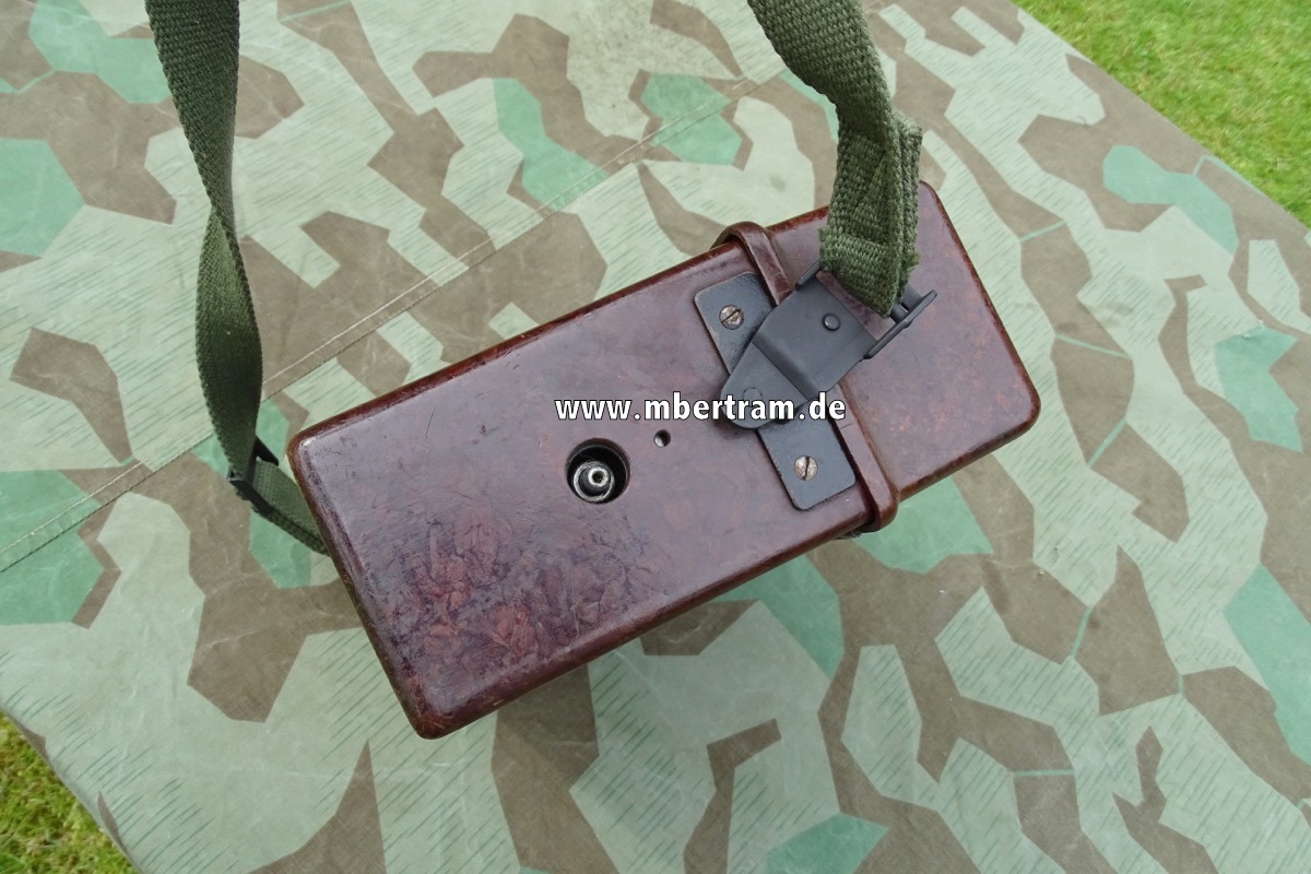 13153-8XbDvECEcl2ckK Feldtelefon wie Wehrmacht, eventuell frühe Nachkriegsfertigung mit Riemen