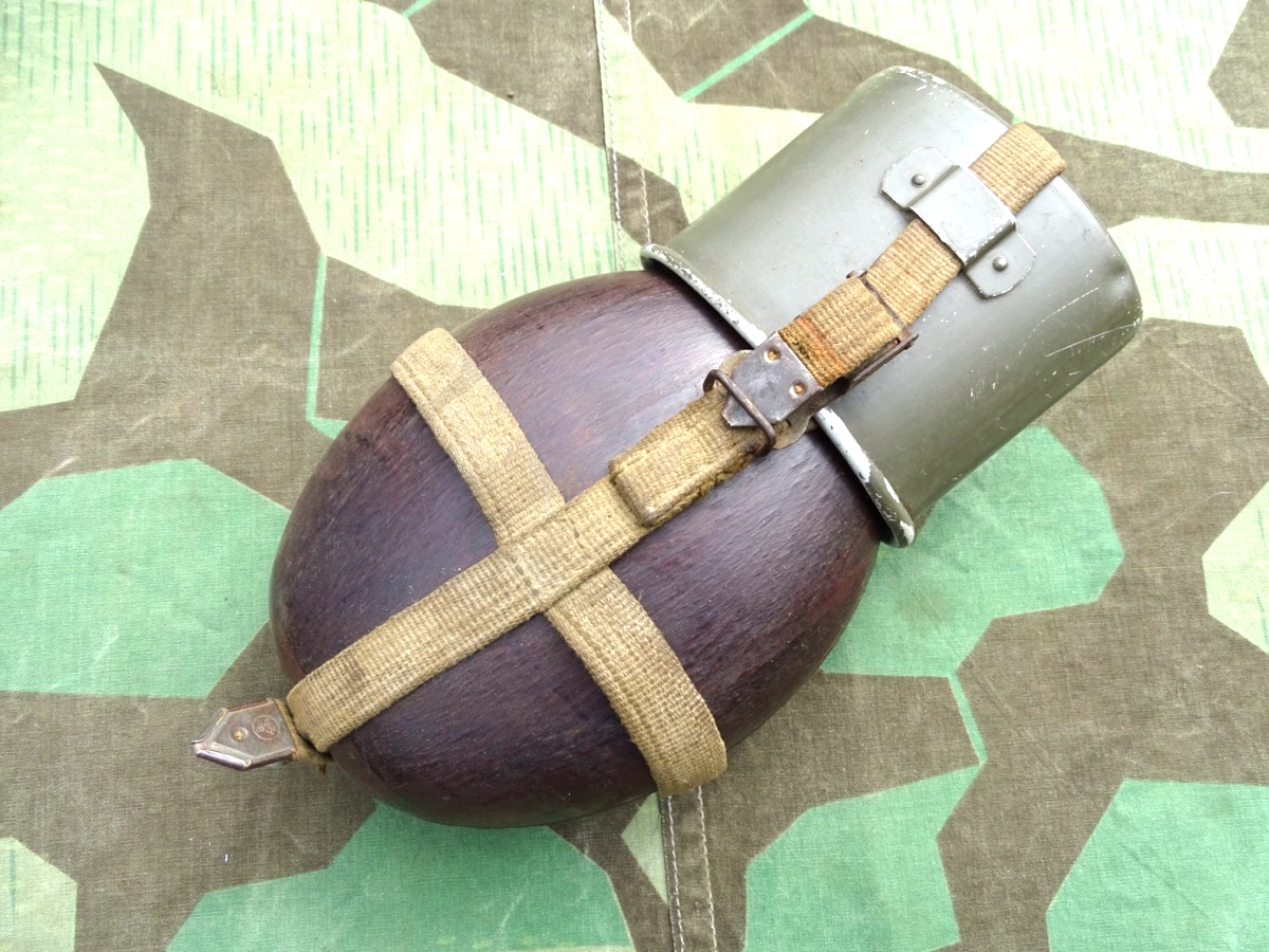 Wehrmachts Afrika Korps / Südfront Trinkflasche gestempelt: D.R.G.M., Hst. HRE 43"  Wehrmachts Afrika Korps / Südfront Trinkflasche gestempelt: D.R.G.M., Hst. HRE 43"