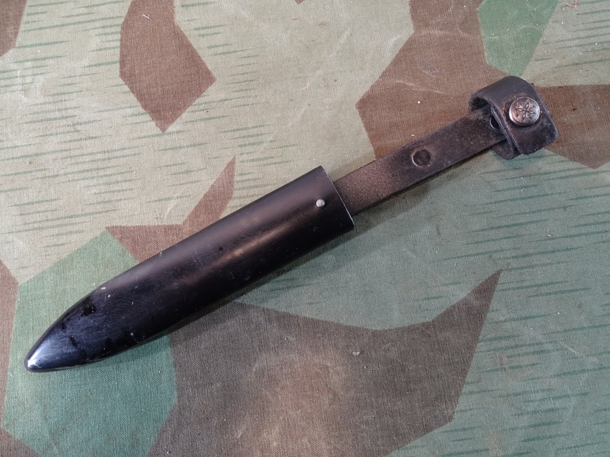 Original Scheide für HJ Messer / HJ Dolch, dünnes Eisenblech, Lederlasche mit Stern Druckknopf, schwarz lackiert.  Original Scheide für HJ Messer / HJ Dolch, dünnes Eisenblech, Lederlasche mit Stern Druckknopf, schwarz lackiert.