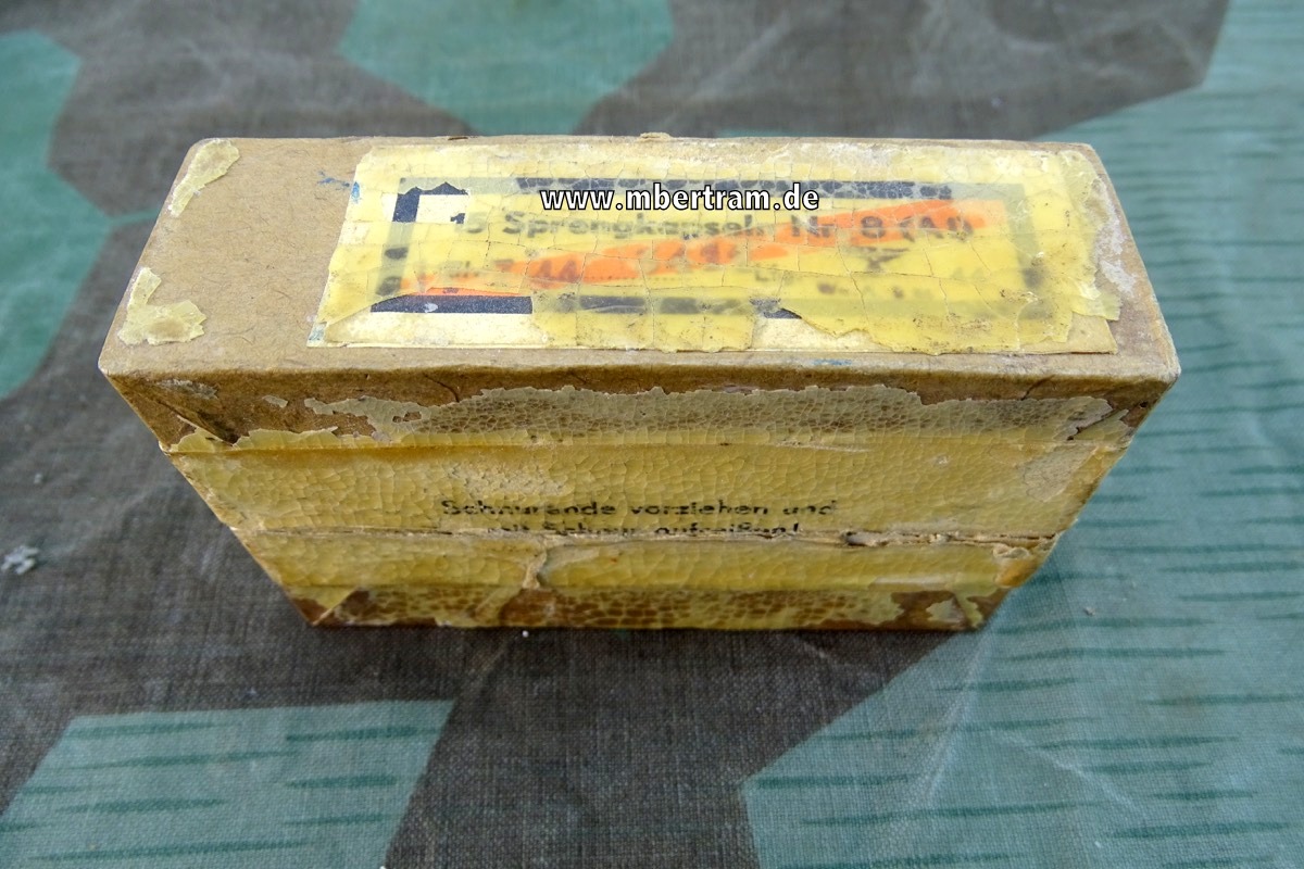 1x Schachtel für 15 Sprengkapseln Nr. 8 mit original Holzklotz 1944