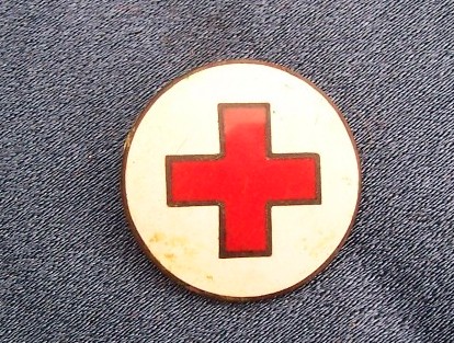 Emaillierte runde Plakette als Kragenspiegel für Sanitäter, erster Weltkrieg, m.Splinten