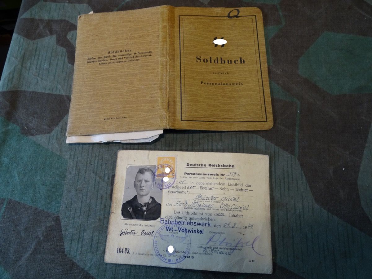 Letztes Aufgebot:  SS Soldbuch, Reichsbahn Ausweis, 17 jähr.  SS Pz. Gren. , gefallen 28.4.45 Spreewald