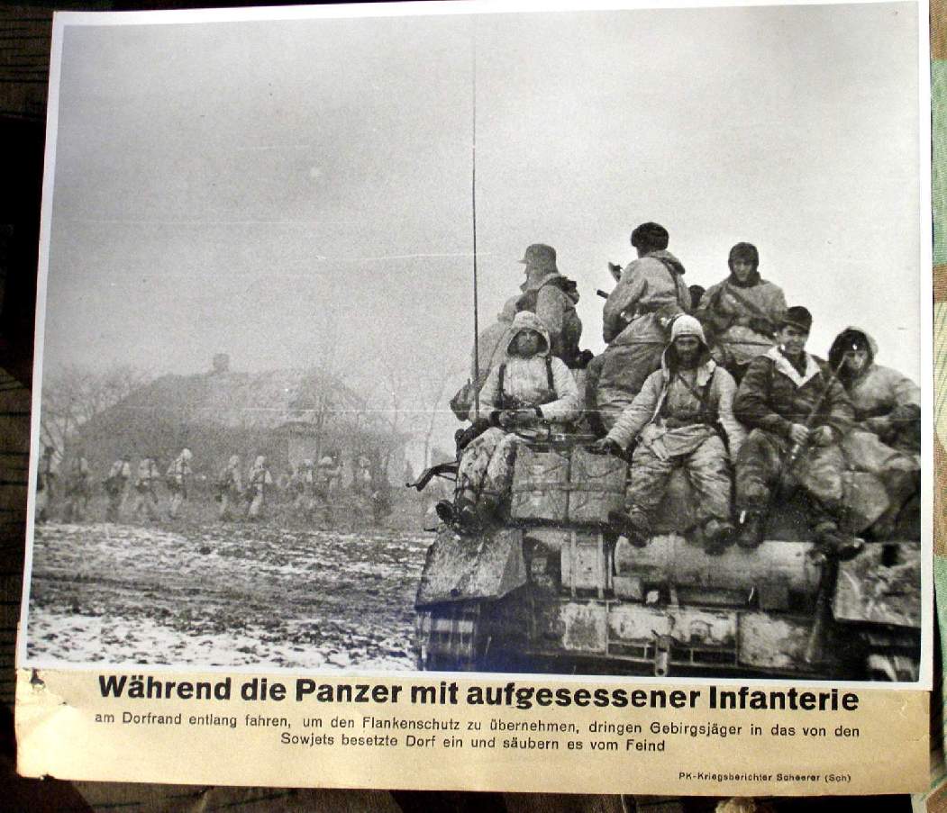 Panzer, aufgesessene Infanterie in Tarnuniformen in Russland