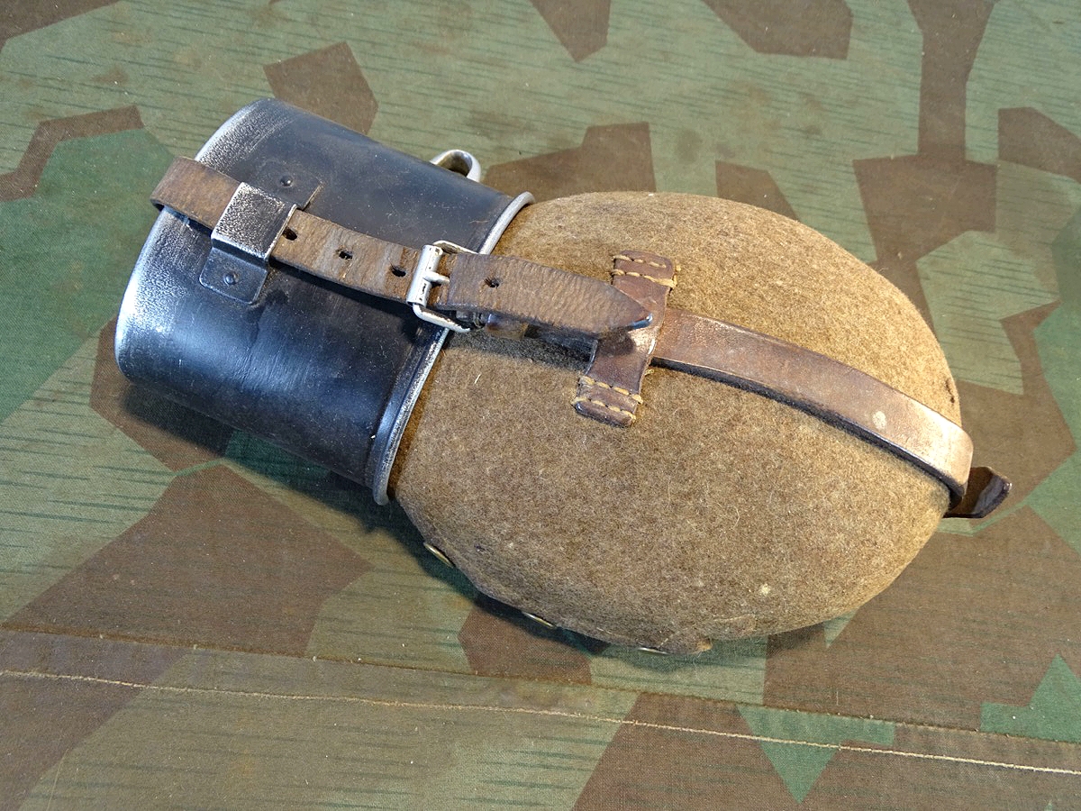 Luftwaffen oder Kriegsmarine Feldflasche, Alubecher, frühes Modell SKN 38