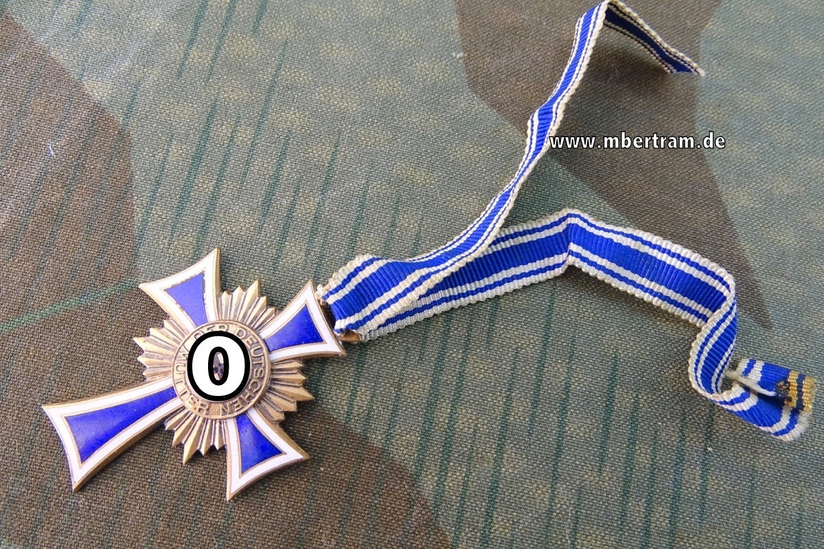 Ehrenkreuz der Deutschen Mutter in Bronze  mit Bandabschnit