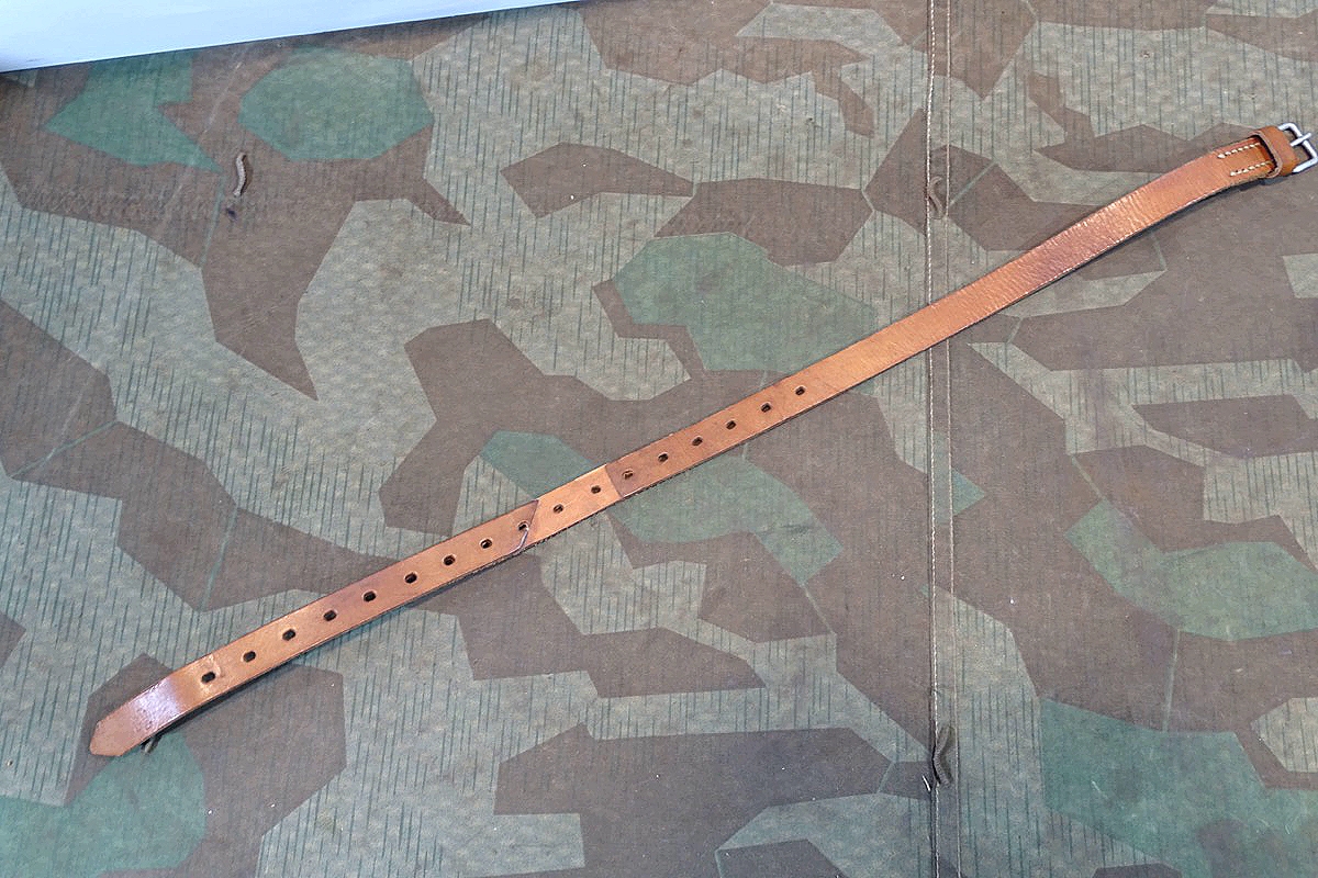 Luftwaffe / Kriegsmarine, ungeschwärzter  70 cm Packriemen "dmb 45"