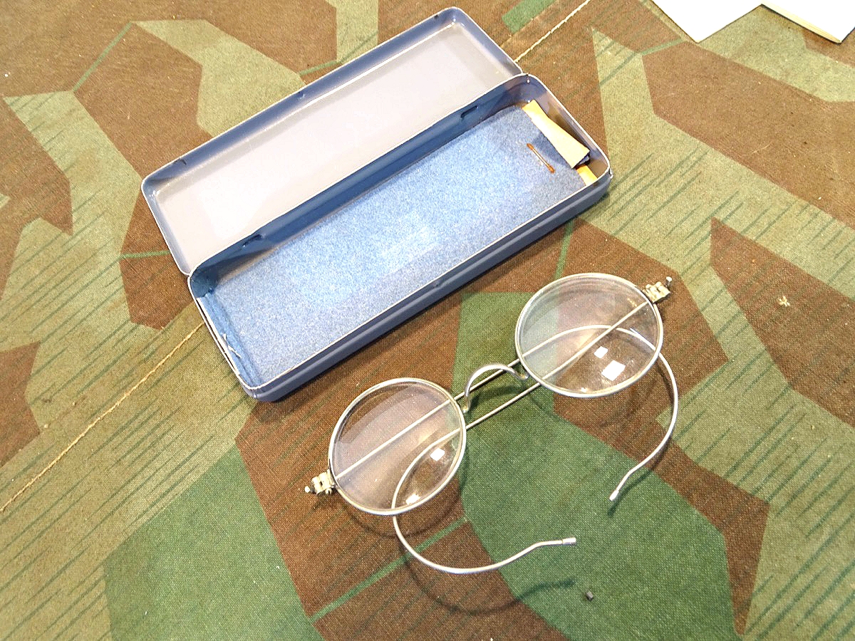 Dienstbrille mit Dose in sehr gutem Zustand. 