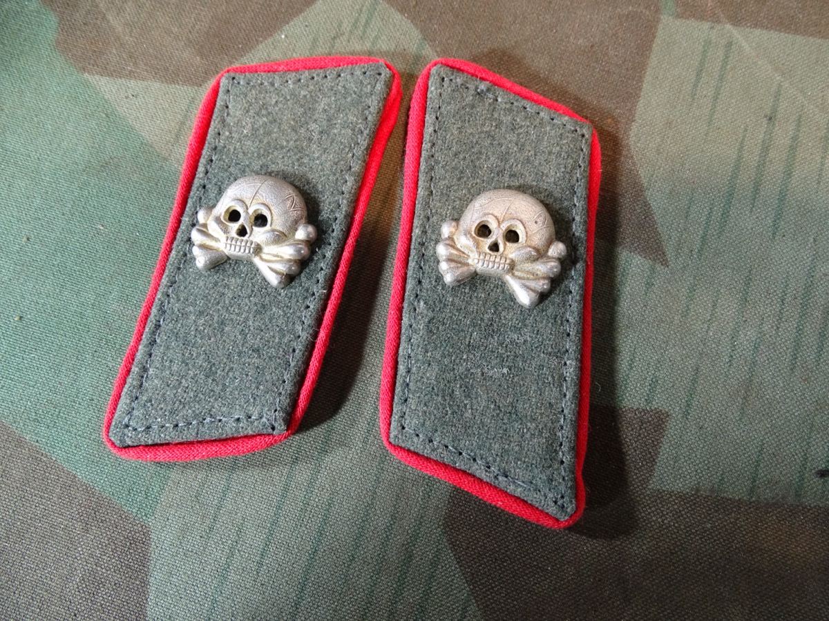 Replik / Teilreplik Kragenspiegel für grüne Sturmgeschütz Jacke, Unterlage original.