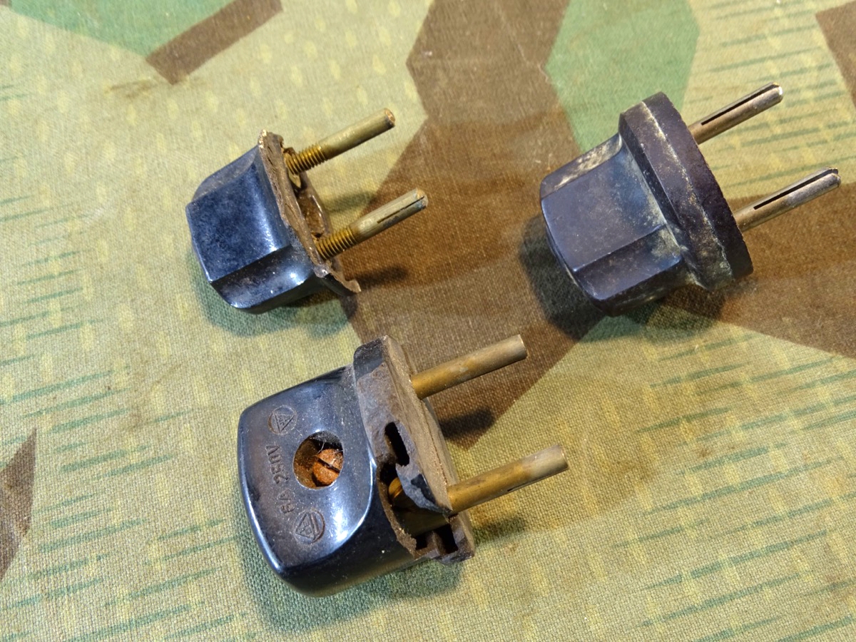3 Stecker aus Bakelit. 40er Jahre. Gut zur Ergänzung von Nachrichten Ausrüstung und elektrischem Gerät.