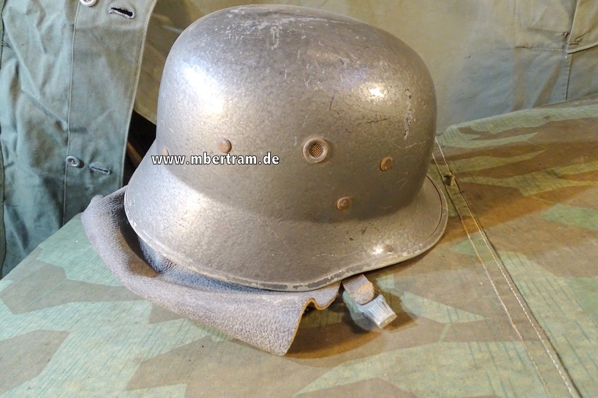 DDR Fieberglas Feuerwehrhelm mit Nackenleder, wie Wehrmachts Parade Helm
