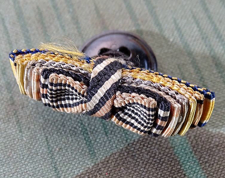 7er Bandschleife/ Knopflochdekoration: Kr. Kriegshilfsdienst, Centenaer, Reuss- Kriegs Ehrenkreu etc.