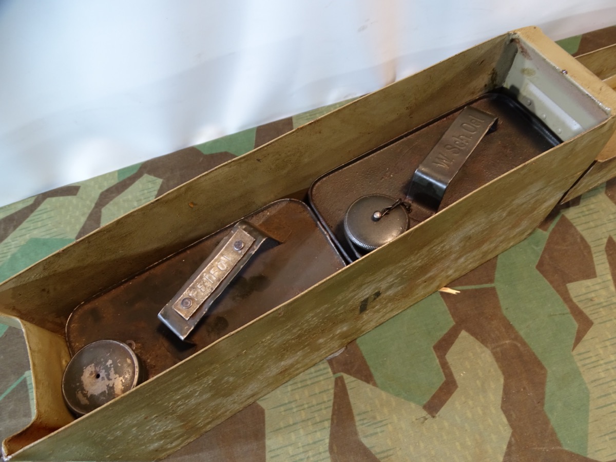 MG 34/ MG 42 Waffenmeister Patronenkasten 34, lehmgelb, "P" mit WaA 1941 mit 2 Waffenölkanistern. MG 34/ MG 42 Waffenmeister Patronenkasten 34, lehmgelb, "P" mit WaA 1941 mit 2 Waffenölkanistern.