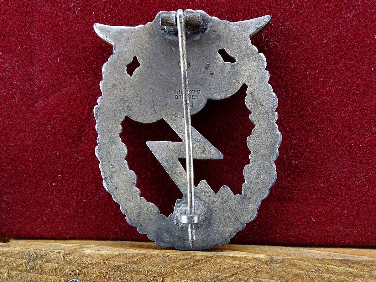 Erdkampfabzeichen der Luftwaffe, Feinzink, Adler aus Neusilber aufgenietet, "G.H.Osang Dresden" Erdkampfabzeichen der Luftwaffe, Feinzink, Adler aus Neusilber aufgenietet, "G.H.Osang Dresden"