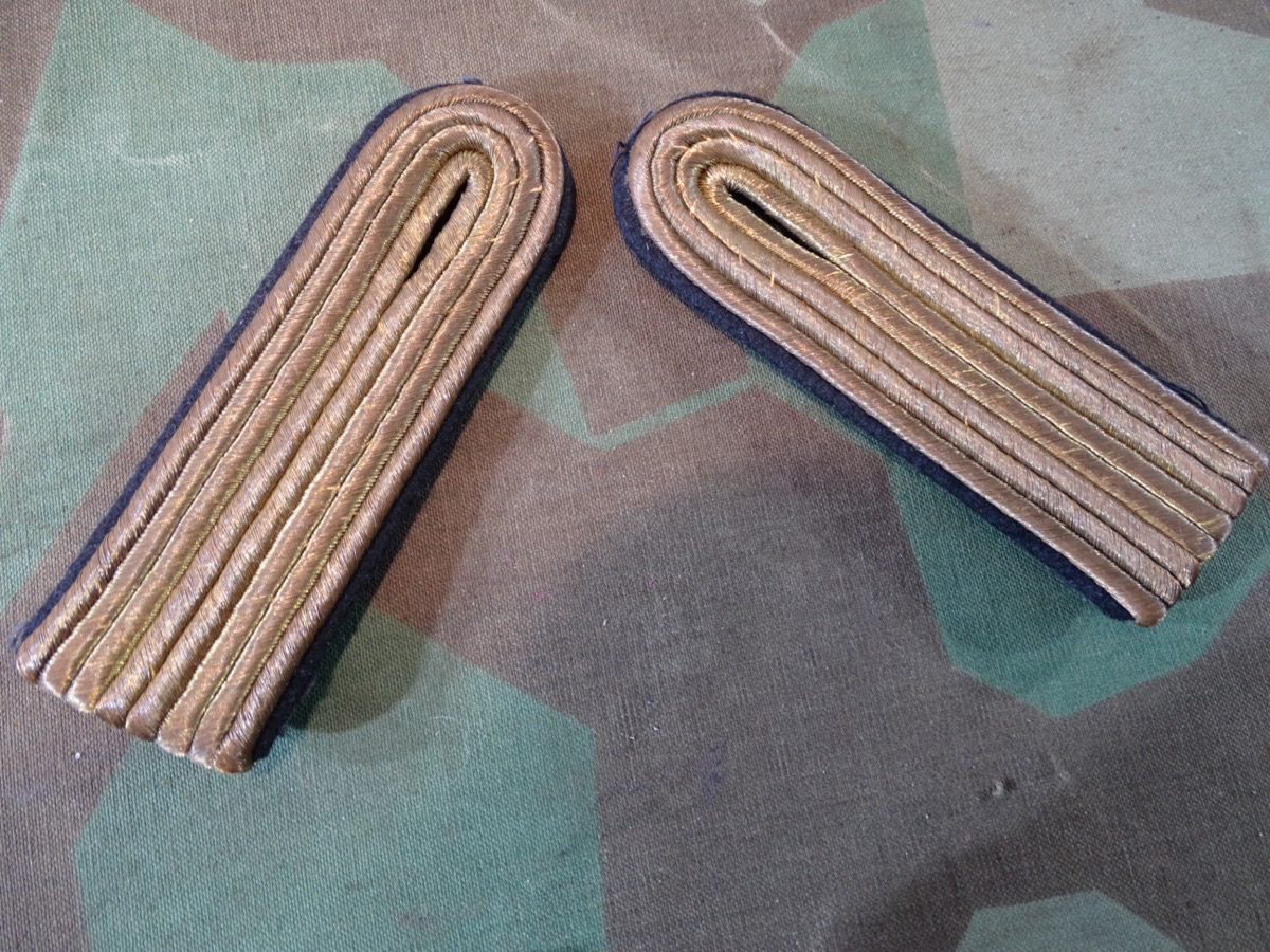 Paar Wehrmachts Schulterklappen für einen Leutnant der Pioniere zum aufschlaufen für die Feldbluse 