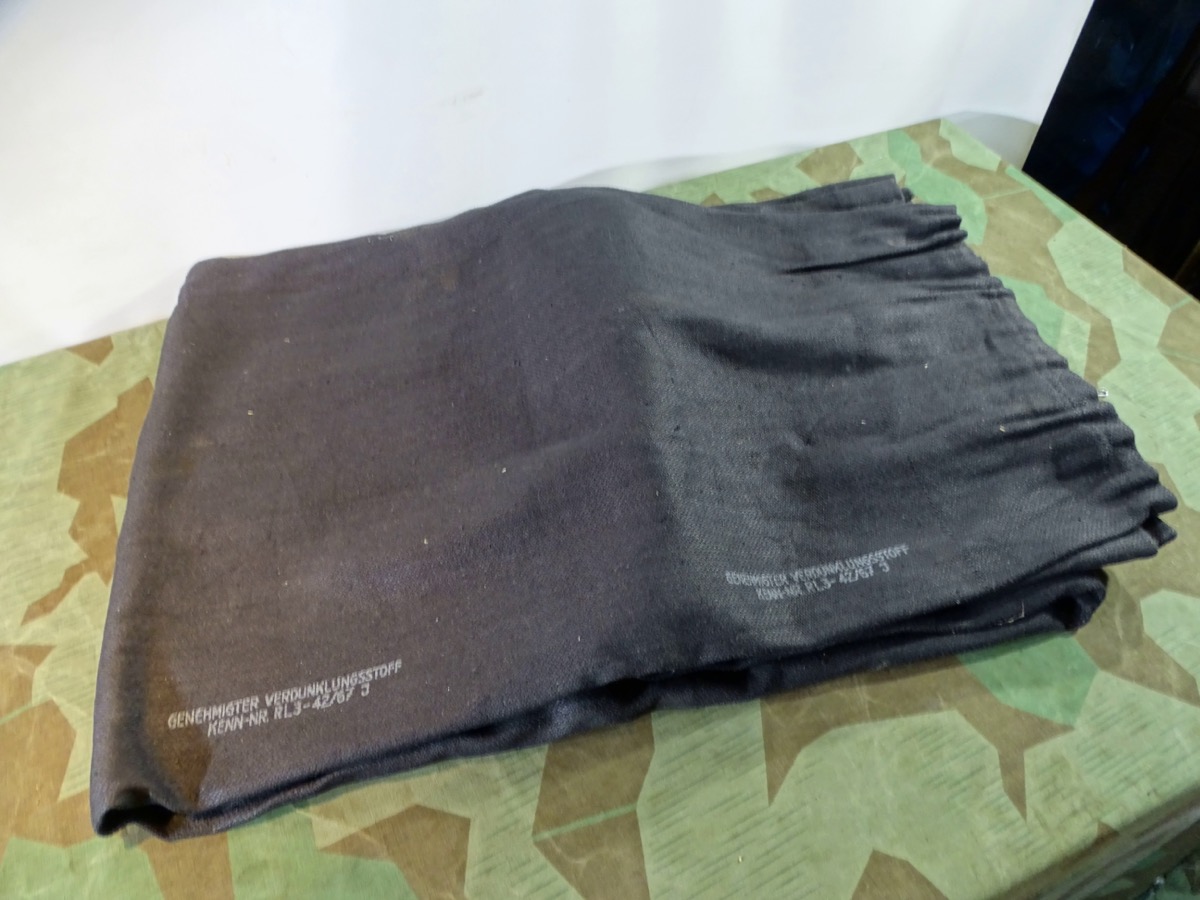 Luftschutz Amtlich genehmigter Verdunklungsstoff ca. 1,15 m L x2,43 m, sehr schön erhalten, 