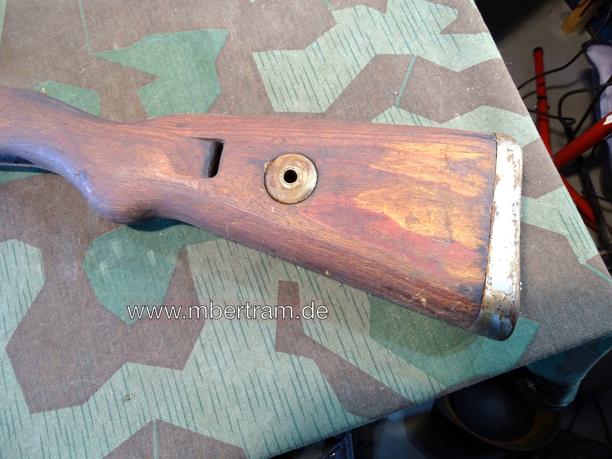 20877-2 Späte K 98 Schäftung, Wehrmacht, Kriegsfertigung Schichtholz mit Beschlägen u.Oberholz