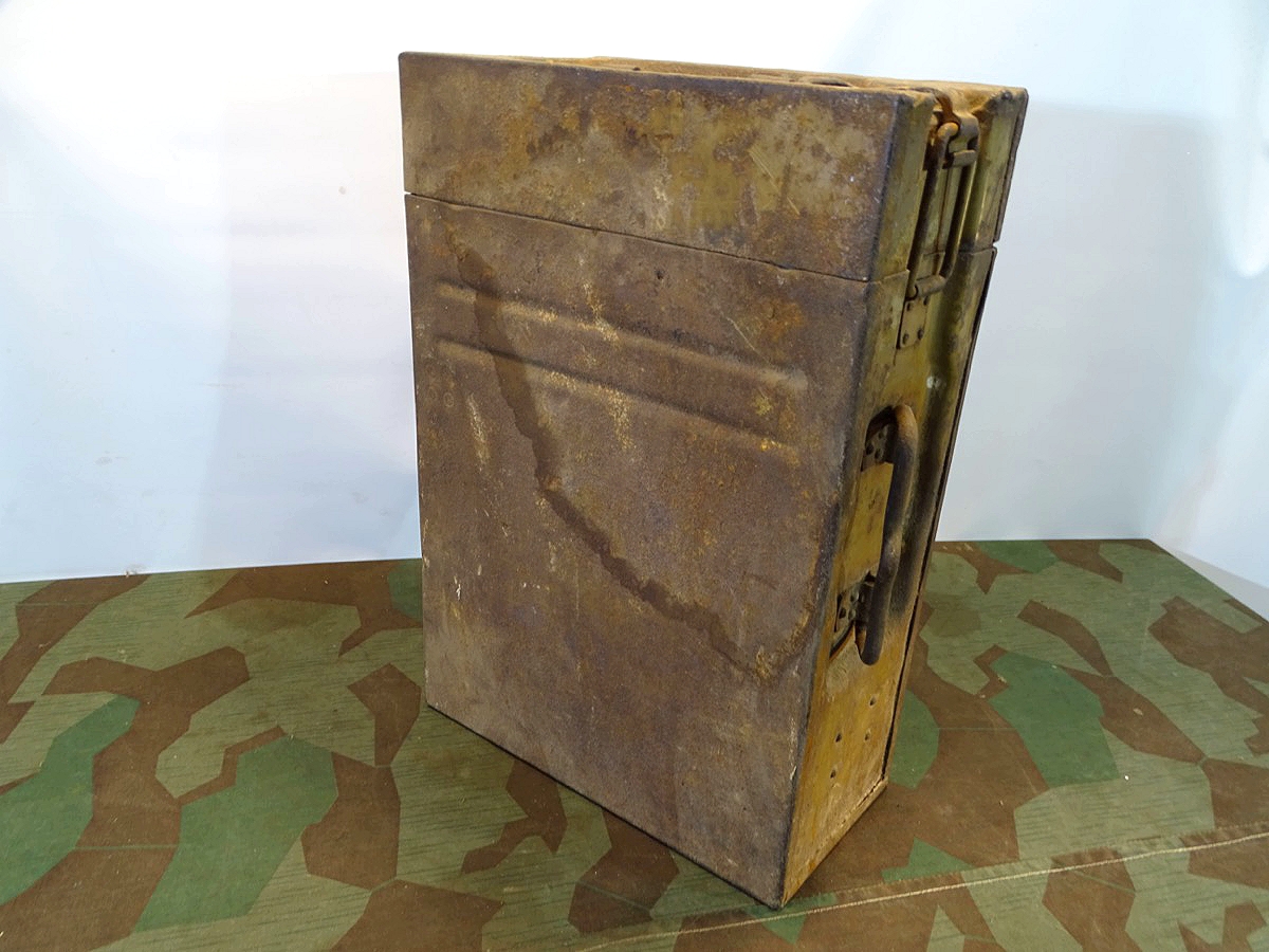 Lehmgelbe Blech Transportkiste für 2 Stück 2 cm Flak Magazine. 
