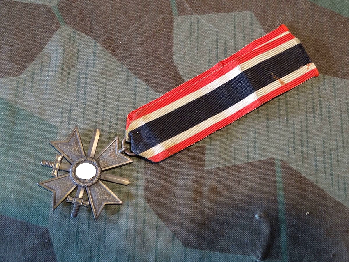 Kriegsverdienstkreuz 2. Klasse mit Schwertern, Buntmetallausführung an Bandabschnitt