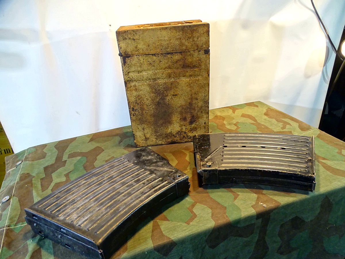 Blech Transportkiste mit 2 Stück 2 cm Flak Magazinen, sandgelb ( Südfront / Afrika Korps ) . 