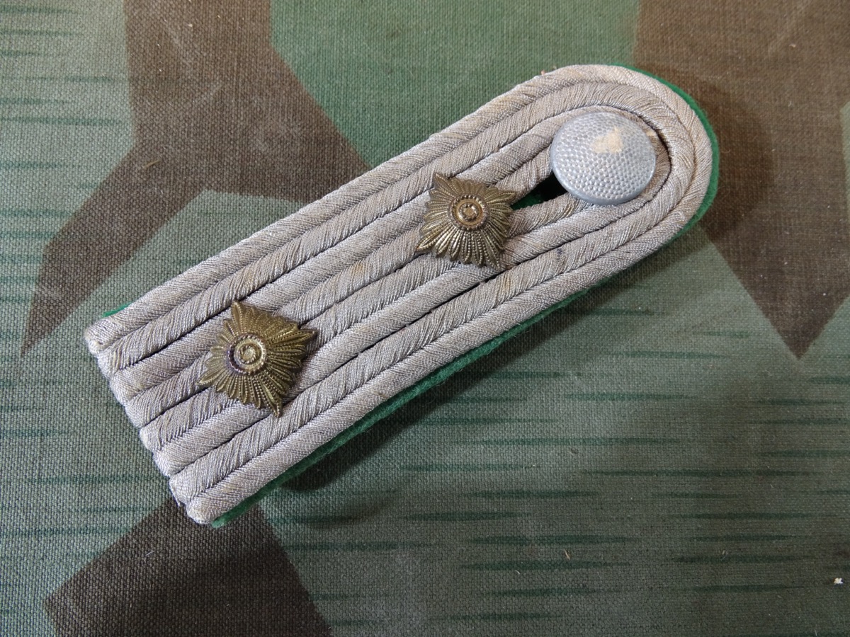 Schulterklappe Hauptmann der  Jägertruppe / Gebirgsjäger zum aufschlaufen