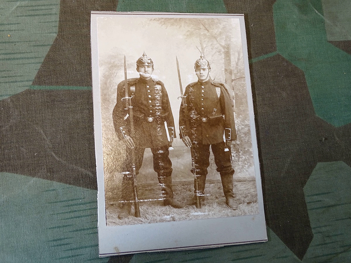 Studioaufnahme von 2 preussischen Soldaten um 1890, mit Gewehr 88 und SG 71