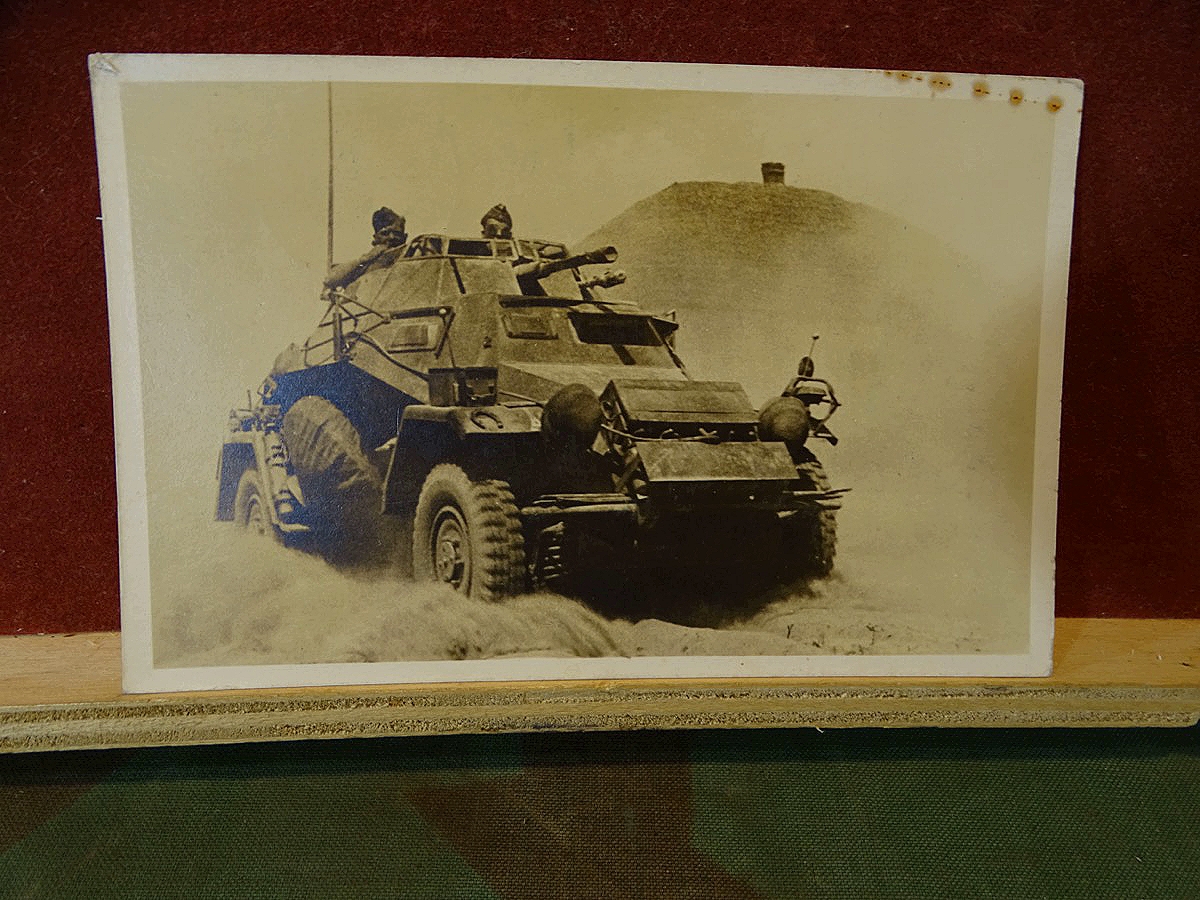 Wehrmachts Propaganda Postkarte - Ein Panzerspähwagen rollt in voller Fahrt nach vorn.
