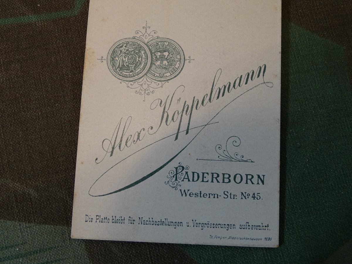 Studioaufnahme eines jungen Husaren, wohl 1. westf.  Husaren Rgt. No. 8, 1. westf. Um 1890