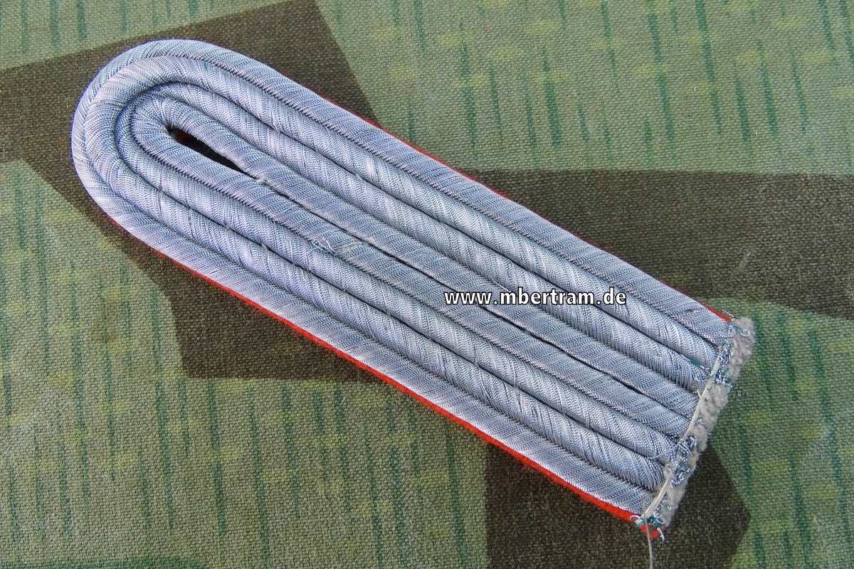 Einzel Schulterklappe Leutnant ( Hauptmann ) Wehrmacht Artillerie od. Sturmgeschütz od.Luftwaffe Flak