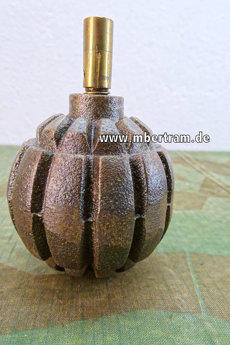 Deutsche Deko Kugel Handgranate M 1913 , vereinfachte Rippen, mit Zünder