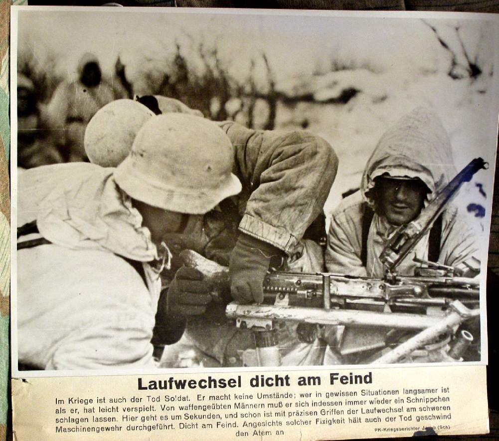 Laufwechsel MG 42 a. Lafette am Feind, Wintertarnuniformen