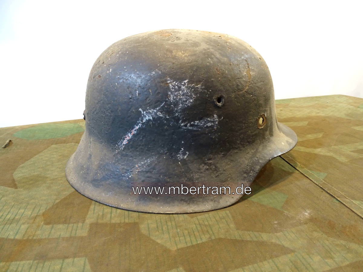 Wehrmachts Helmglocke M 42, alt überstrichen