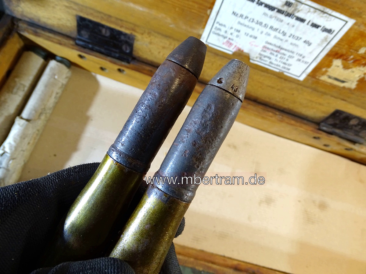 20768-4 Frühe Holz Munitionskiste für 100 Stück 2 cm Spr. Gr. Patr. Flakmunition, mit Inhalt