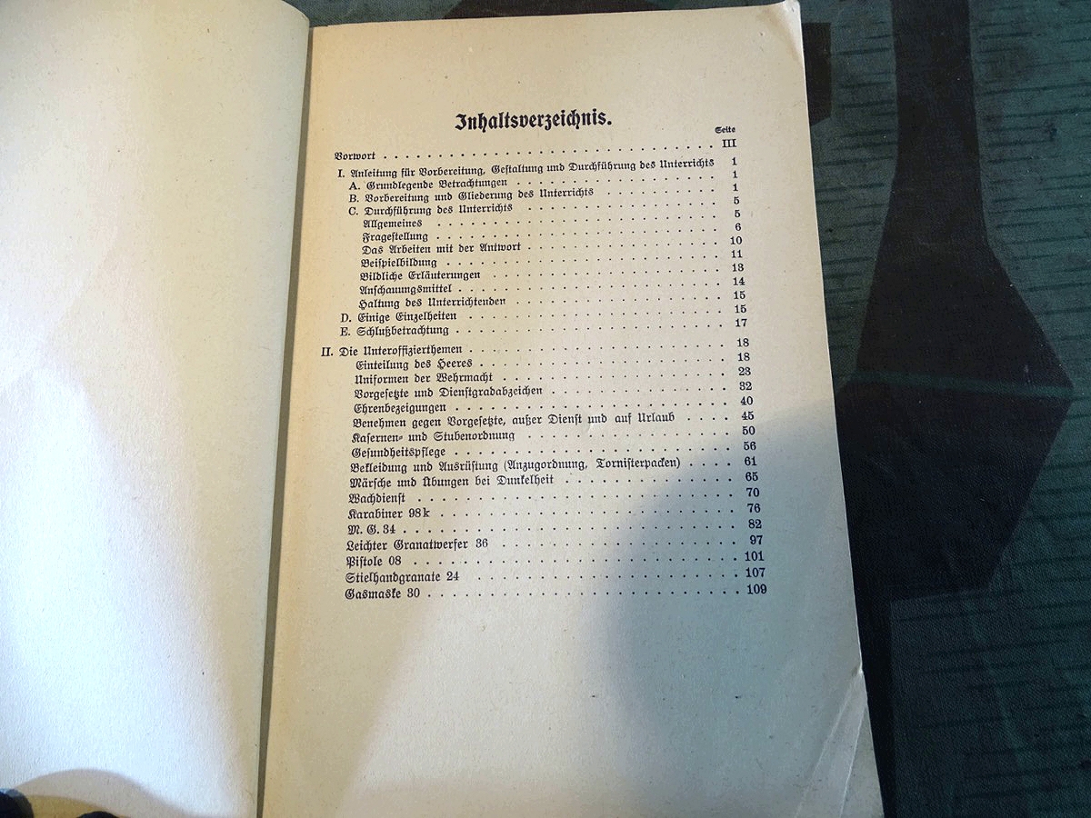 Unteroffizierthemen, ein Handbuch für den Unteroffiziersunterricht 1940. 