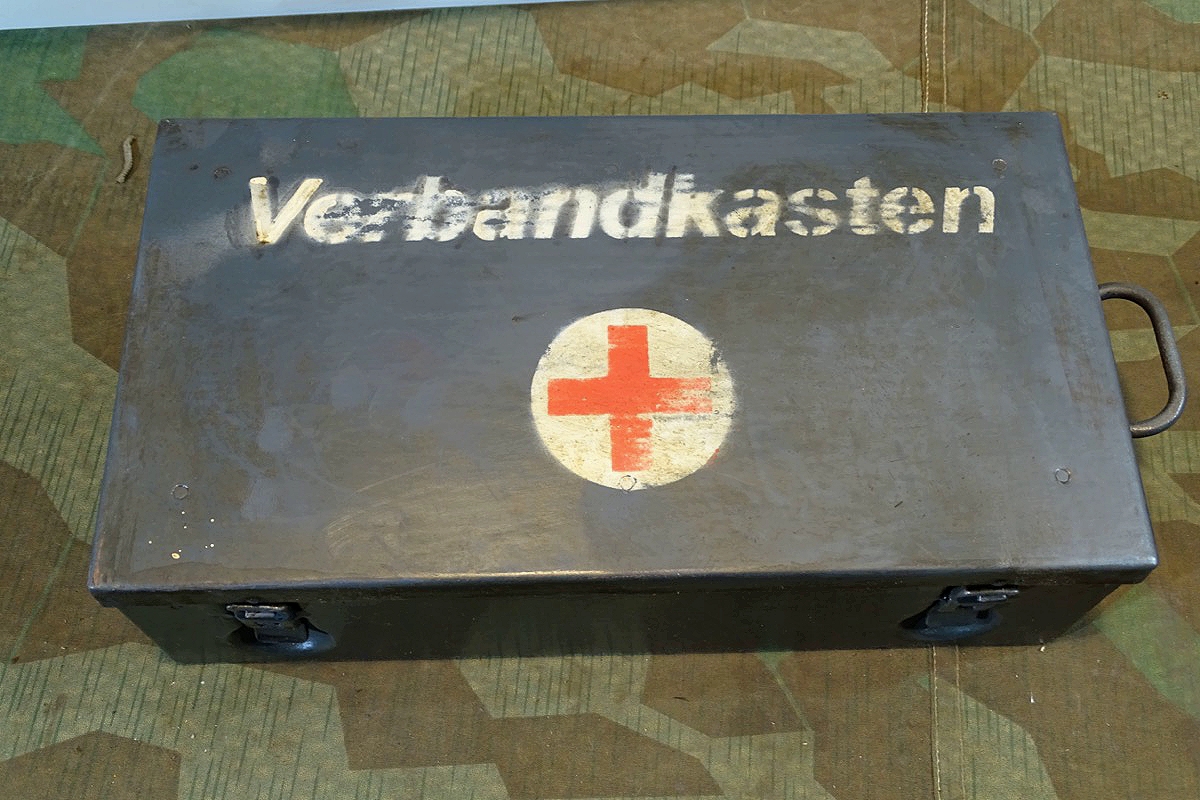 Wehrmacht KFZ Verbandkasten, Metall, feldgrau mit Beschriftung, ohne Inhalt