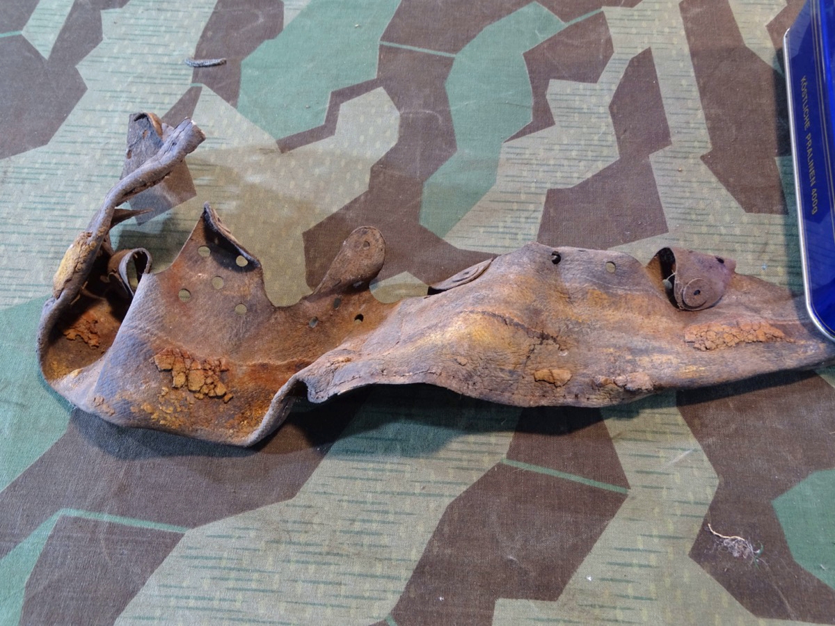 Original Stahlhelmleder für Wehrmachts Stahlhelme, Wasserfund.ca.  59,7 cm