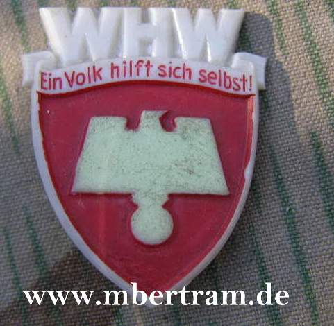 WHW Abzeichen, Kunststoff, " Ein Volk hilft sich selbst."