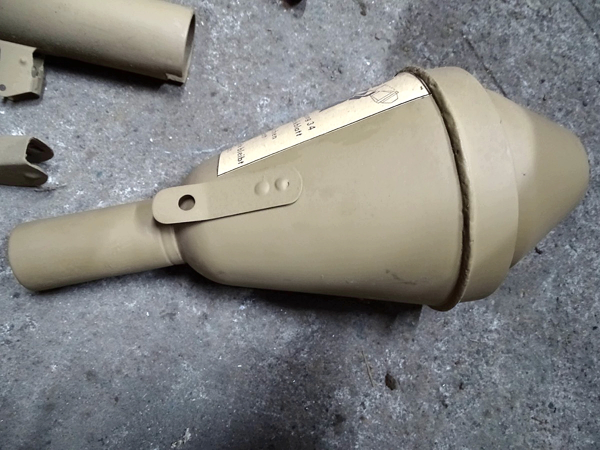 Original Deko Panzerfaust 100, delaboriert, lehmgelb lackiert