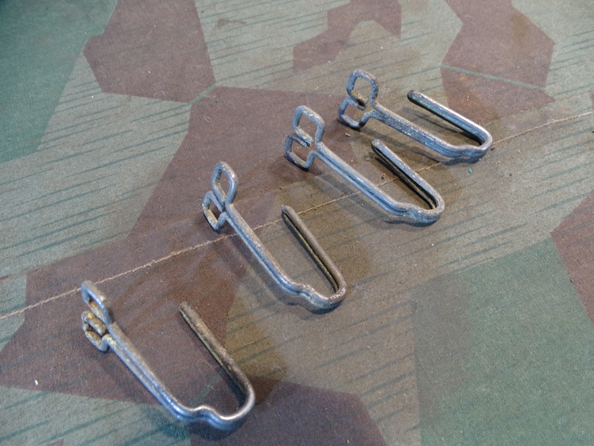 4 Koppeltragehaken, Wehrmacht, Brunnenfund, narbig aber nutzbar. 