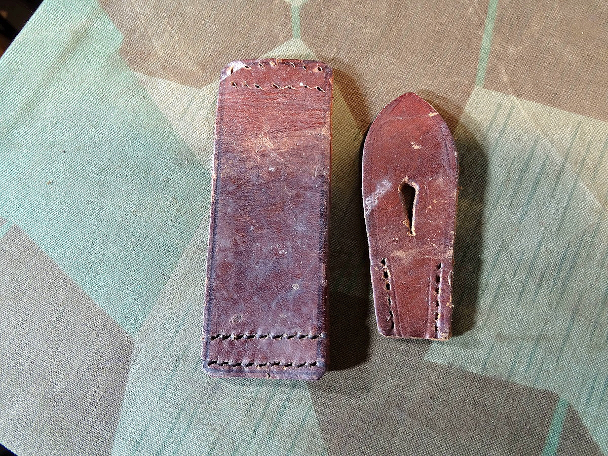 Gürtelschlaufe und Schließlasche für zweier Magazintasche für die  P 08 des 1. Weltkriegs